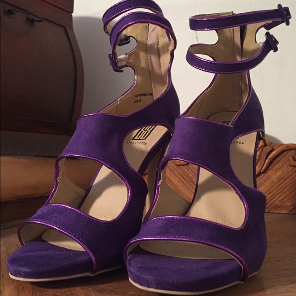 Dressy vegan suede heels with tiny pink piping. - Picture 3 of 5